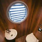 Urlaub Im Schwimmenden Ferienhaus, Mitten In Der Kutzkow