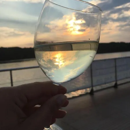 Urlaub Im Schwimmenden Ferienhaus, Mitten In Der * Kutzkow