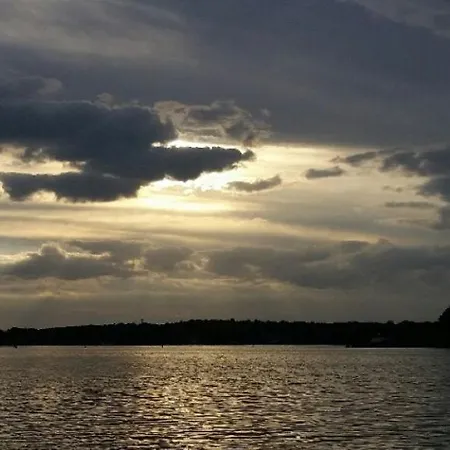 Urlaub Im Schwimmenden Ferienhaus, Mitten In Der Feriehus