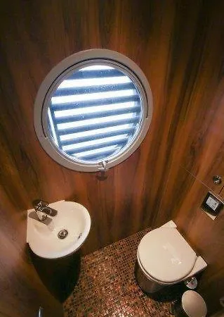 Urlaub Im Schwimmenden Ferienhaus, Mitten In Der Kutzkow