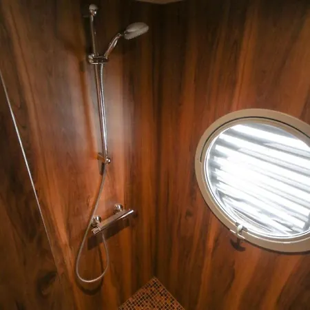 Urlaub Im Schwimmenden Ferienhaus, Mitten In Der * Kutzkow