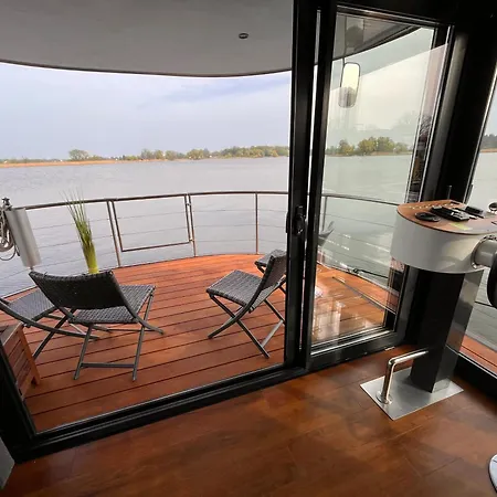 Urlaub Im Schwimmenden Ferienhaus, Mitten In Der Feriehus Kutzkow