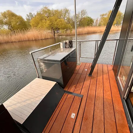 Urlaub Im Schwimmenden Ferienhaus, Mitten In Der Feriehus