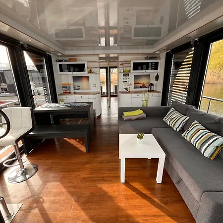 Feriehus Urlaub Im Schwimmenden Ferienhaus, Mitten In Der *