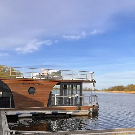 Feriehus Urlaub Im Schwimmenden Ferienhaus, Mitten In Der Kutzkow