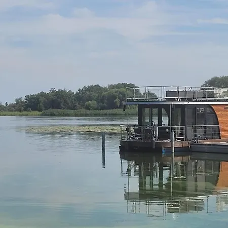 Urlaub Im Schwimmenden Ferienhaus, Mitten In Der *