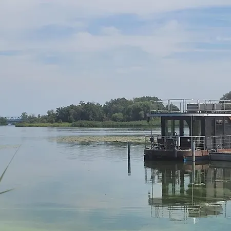Urlaub Im Schwimmenden Ferienhaus, Mitten In Der *