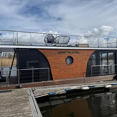 Urlaub Im Schwimmenden Ferienhaus, Mitten In Der