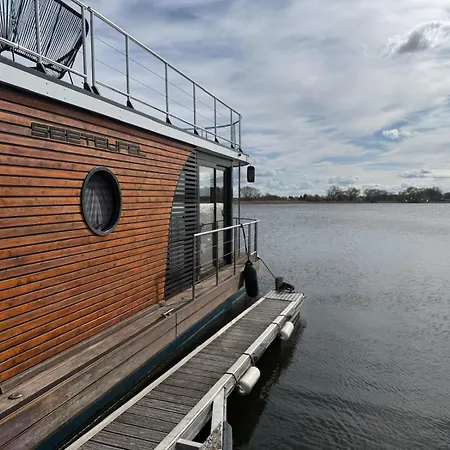Urlaub Im Schwimmenden Ferienhaus, Mitten In Der *