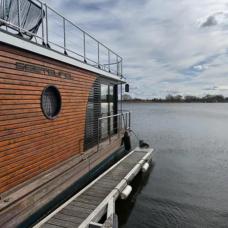 Urlaub Im Schwimmenden Ferienhaus, Mitten In Der