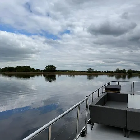 Urlaub Im Schwimmenden Ferienhaus, Mitten In Der Feriehus Kutzkow