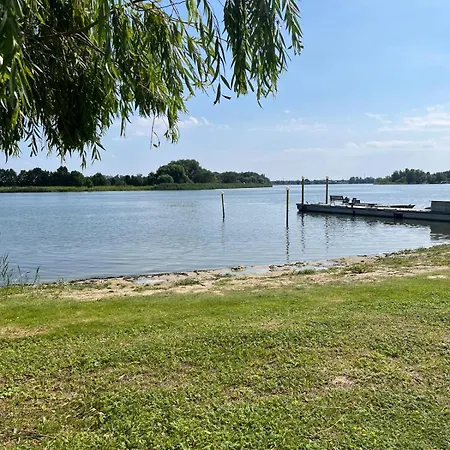 Urlaub Im Schwimmenden Ferienhaus, Mitten In Der * Kutzkow