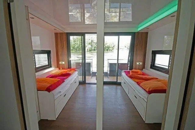 Feriehus Urlaub Im Schwimmenden Ferienhaus, Mitten In Der Kutzkow