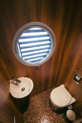 Urlaub Im Schwimmenden Ferienhaus, Mitten In Der Kutzkow