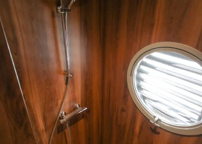 Urlaub Im Schwimmenden Ferienhaus, Mitten In Der * Kutzkow