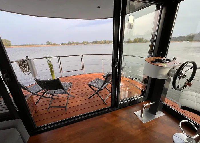 Urlaub Im Schwimmenden Ferienhaus, Mitten In Der Feriehus Kutzkow