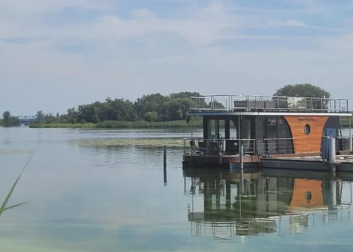 Urlaub Im Schwimmenden Ferienhaus, Mitten In Der *